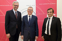 V.l.:  Landeshauptmann-Stellvertreter  Dr.  Michael  Strugl  mit  dem  neuen Beiratssprecher des Kunststoff-Clusters, DI Manfred Hackl (CEO EREMA Group), und Cluster-Manager Wolfgang Bohmayr.
(Foto: Land OÖ / Daniel Kauder)
