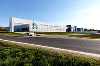 In der Unternehmenszentrale in Ansfelden, Österreich, wurden u.a. Produktionsflächen verdoppelt und das Versuchszentrum für Kunden erweitert. (Foto: EREMA/Wakolbinger)