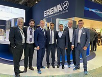 Sumilon Eco PET, vertreten durch Rajneesh Mittal and Nikunj Jariwala (4. und 5. von links), entschlossen sich noch auf der K-Messe für den Ankauf eines Bottle to Bottle VACUNITE Systems der neuen, größeren 2000er Baureihe