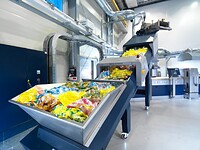 Der österreichische Recyclinganlagen-Hersteller erzielte mit 122  Mio. Euro (+5%) neuerlich den höchsten Umsatz in der Unternehmensgeschichte. Der eindeutige Wachstumstrend ist in der gesamten EREMA Group zu erkennen: Der konsolidierte Umsatz des vergangenen Geschäftsjahres von EREMA, PURE LOOP und 3S beträgt zusammen 132  Mio. Euro.