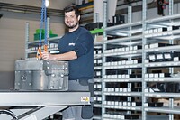 Der Recyclinganlagen-Hersteller setzt bei der Baugruppenfertigung auf neue Produktionsprozesse mit optimiertem Ressourceneinsatz. Die neue Arbeitsweise ermöglicht reduzierte Durchlaufzeiten der einzelnen Baugruppen, wie etwa bei Schmelzefilter und Granulierungen, und erhöht gleichzeitig die Produktqualität.