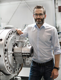 Robert Obermayr, Leiter der neuen Business Unit POWERFIL, neben dem Laserfilter in der EREMA Montagehalle. 