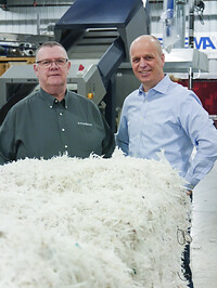 Mike Horrocks und Martin Baumann vor der INTAREMA® TVEplus® im Kundenversuchszentrum von EREMA North America.