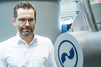 Robert Obermayr vor dem EREMA Laserfilter für PET. Ab 28. Mai steht die neue Anlage für Kundenversuche im AMUT Headquarter in Novara zur Verfügung. 