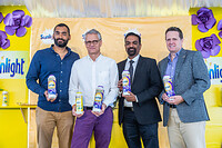 Keiran Smith (Mr. Green Africa), Bruno Witvoet (Unilever Africa), Sanjay Brahmbhatt (Blowplast) und Justin Apsey (Unilever East Africa) bei der Produktpräsentation von „Sunlight“ Scheuerpulver Anfang des Jahres in Nairobi. Die Verpackung besteht aus 