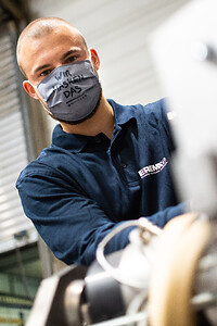 WIR MASKEN DAS: Auch wenn die jüngste Entwicklung aktuell zu einer sehr angespannten Lage bei den Kunststoff-Recyclern geführt hat, blickt die EREMA Group auf lange Sicht zuversichtlich in die Zukunft. (Foto: EREMA)