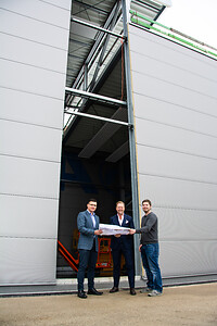 Michael Heitzinger (Managing Director,EREMA), Christoph Wöss (BDM der EREMA Group GmbH), Patrick Rachinger (Product Group Manager, EREMA) auf der Baustelle für das Kundenzentrum, in dem eine VACUNITE-Anlage installiert wird. Bild: EREMA