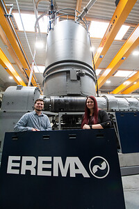 Im Bild von links: Patrick Rachinger, Product Group Manager, und Sophie Pachner, R&D Engineer. Foto: EREMA GmbH