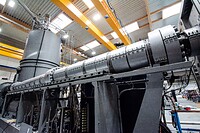 Knapp bis unter die Decke der 2021 in Betrieb genommenen neuen Produktionshalle reicht der Reaktor der VACUREMA® T Großanlage, die in Brasilien in Betrieb gehen wird. Photo: EREMA GmbH